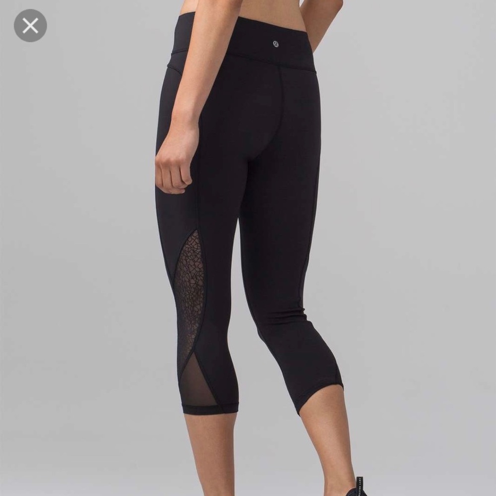 Lululemon Cropped Leggings with lace / mesh ( ‘Twisted and Train Crop’ ) Size 4